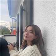 je suis une étudiante allemande en échange et je suis à Paris pour un an. Pendant cette période, j'aimerais donner des cours d'allemand. L'allemand est ma langue maternelle, je parle couramment l'anglais et le français au niveau B2